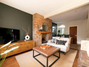Pass the Keys Charming 2-Bed Home Garden Great Travel Links